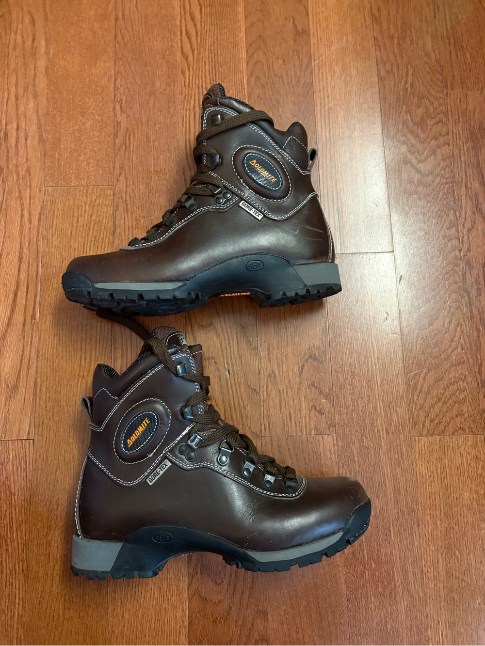 Women’s Dolomite trekking boots equipped with GORE-TEX waterproof. Size 6 1/2